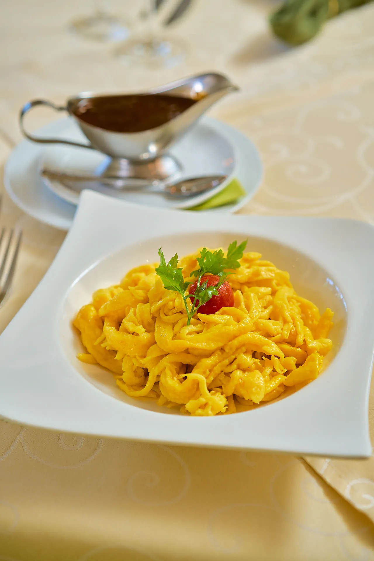 Hausgemachte Pasta mit Safransauce