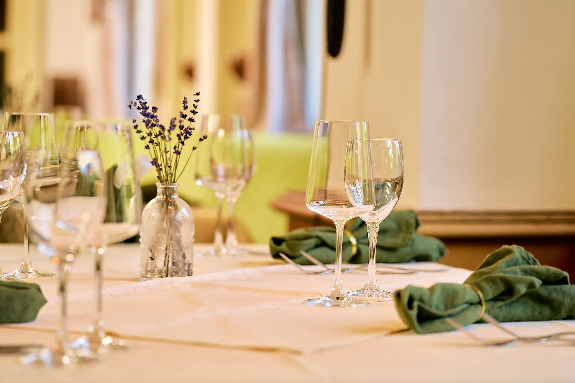 Gedeckter Tisch mit Lavendel in der Gaststube