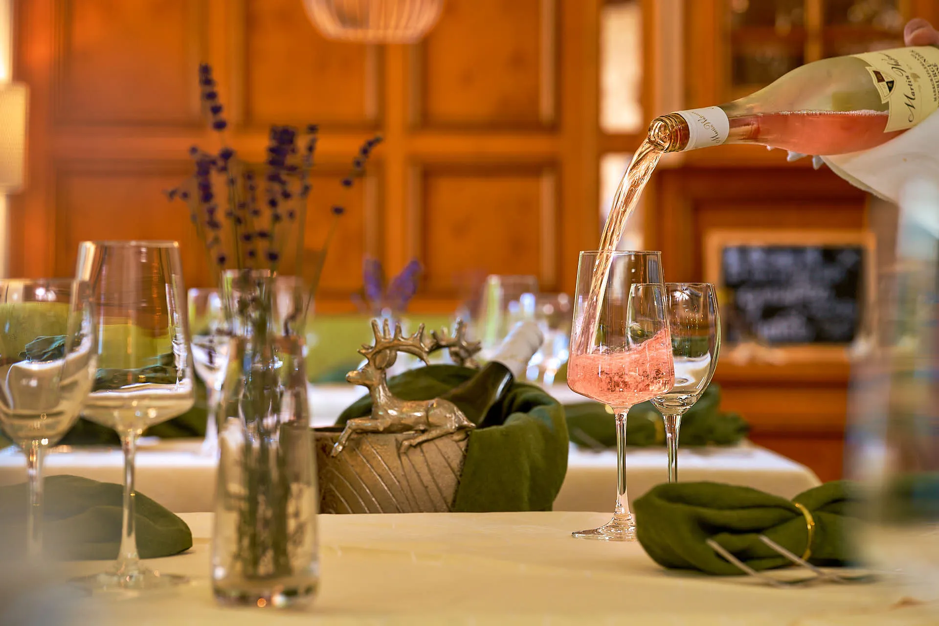 Roséwein wird in der Gaststube eingeschenkt