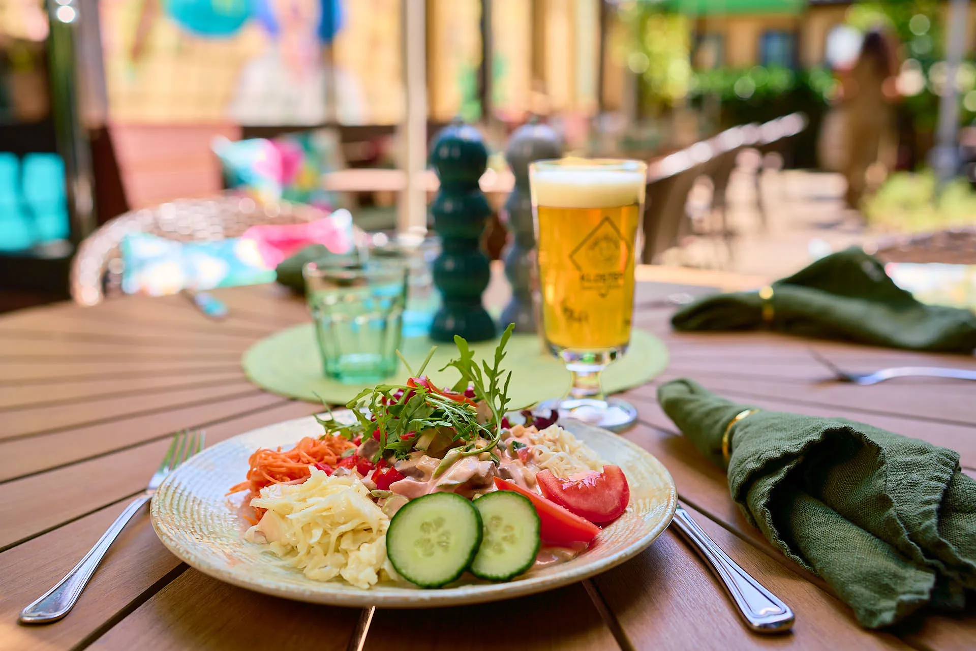 Wurstsalat als Vesper auf der Gartenterrasse