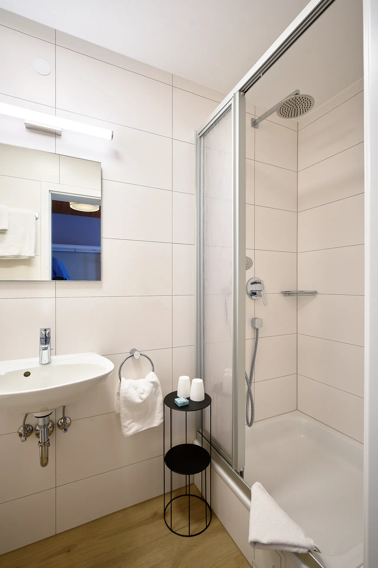Komfort-Doppelzimmer: Bad mit Waschtisch und Dusche