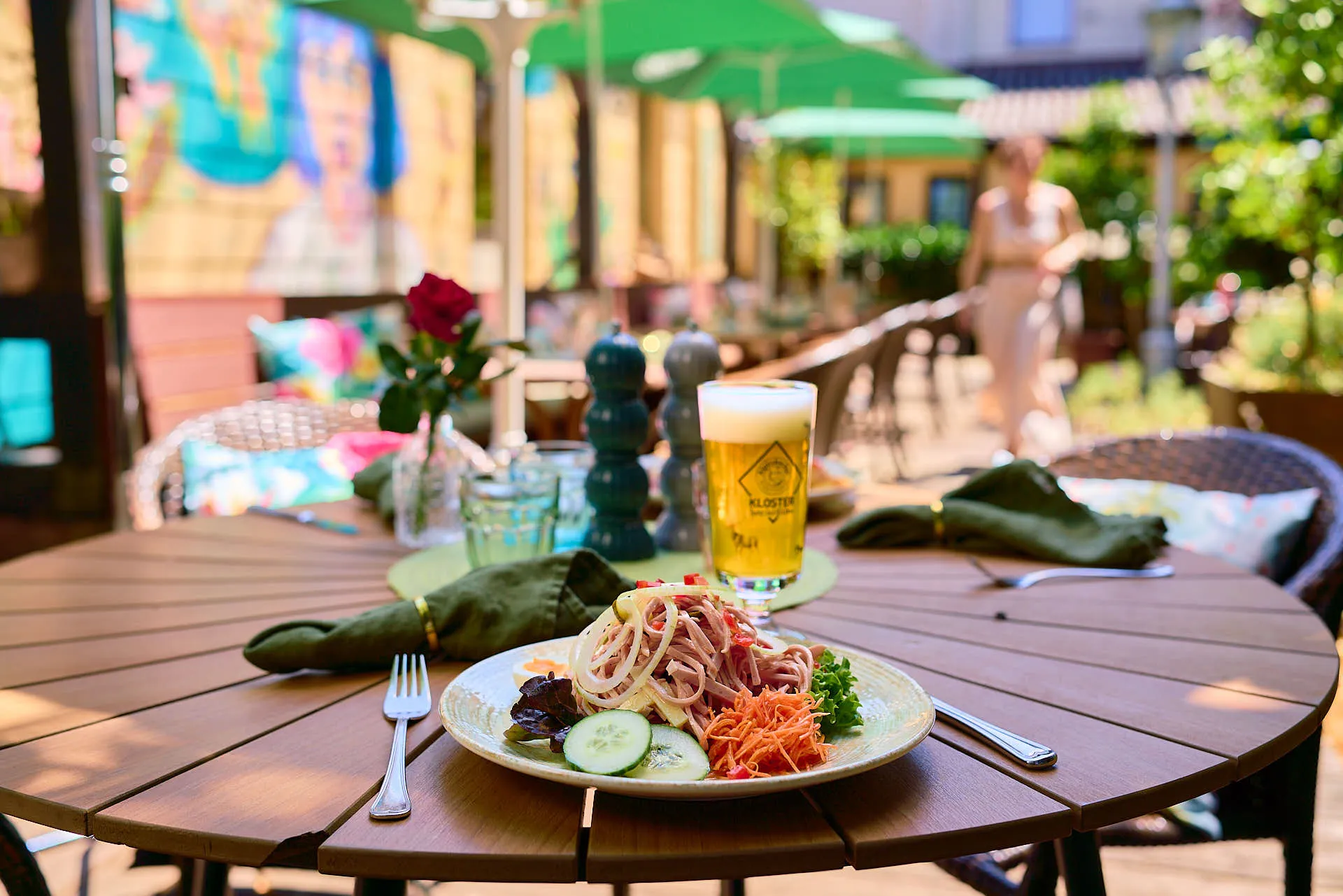 Gedeckter Tisch auf der Gartenterrasse am Abend