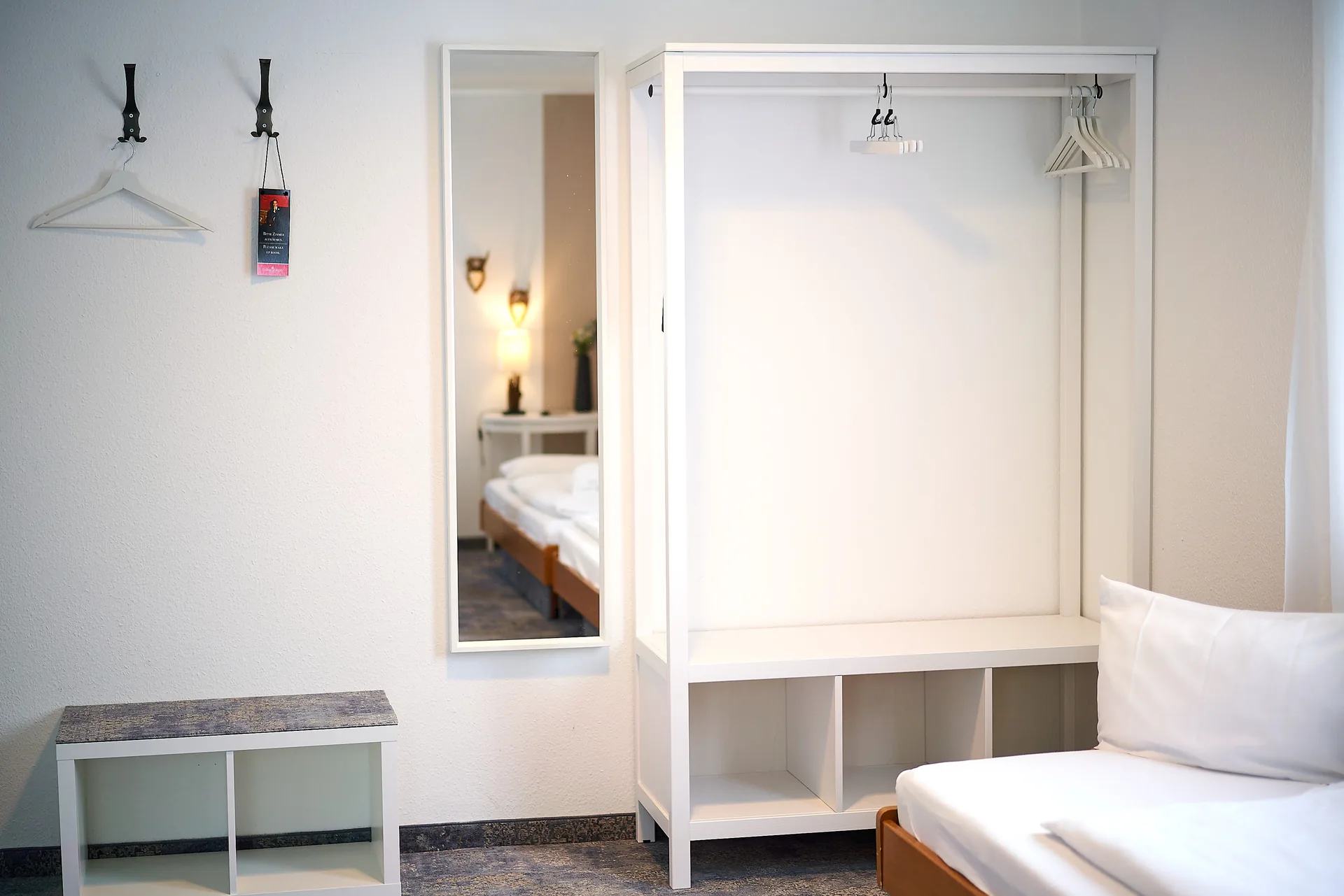 Familienzimmer: Garderobe mit Spiegel