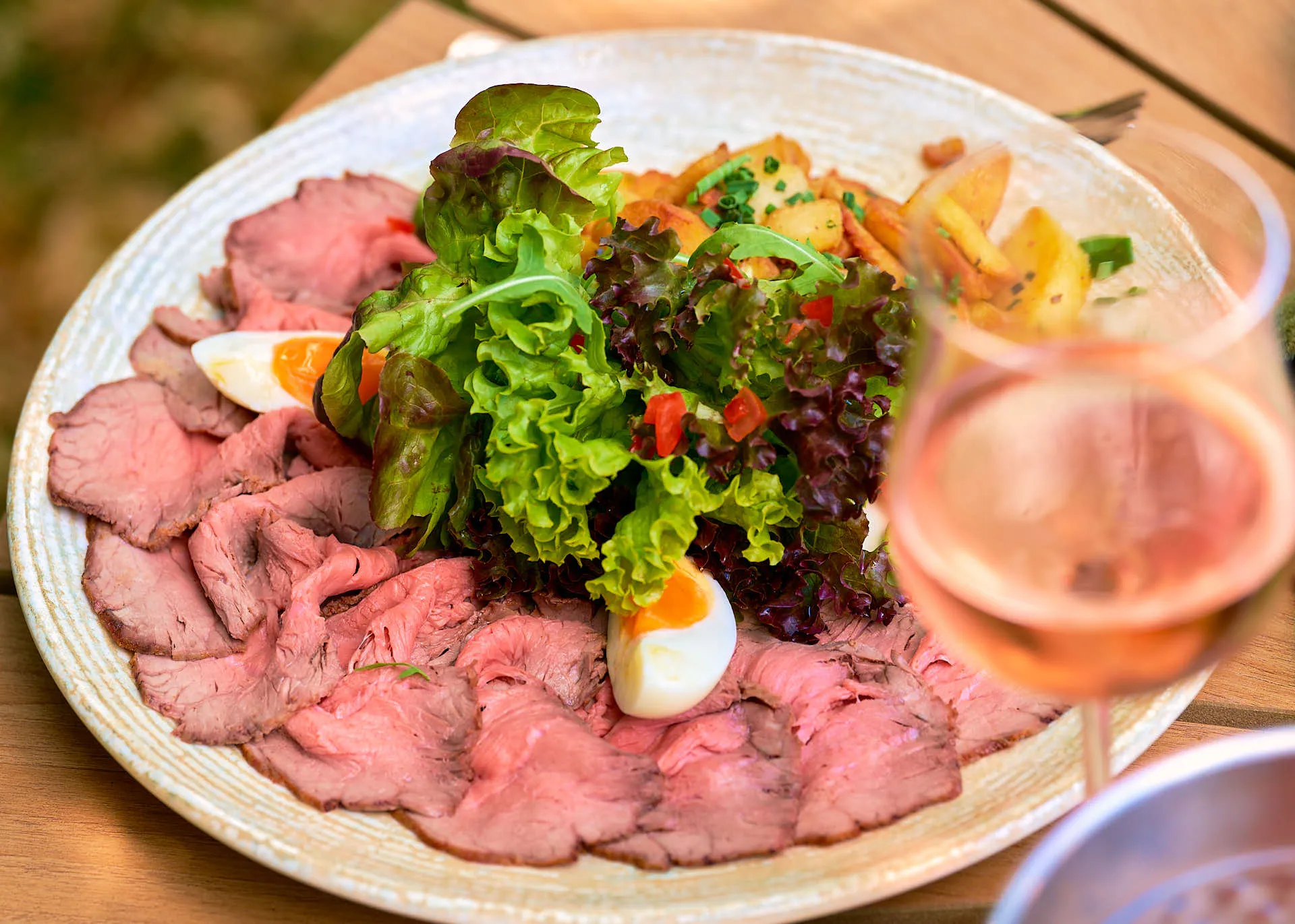 Roastbeef mit Salat und Bratkartoffeln