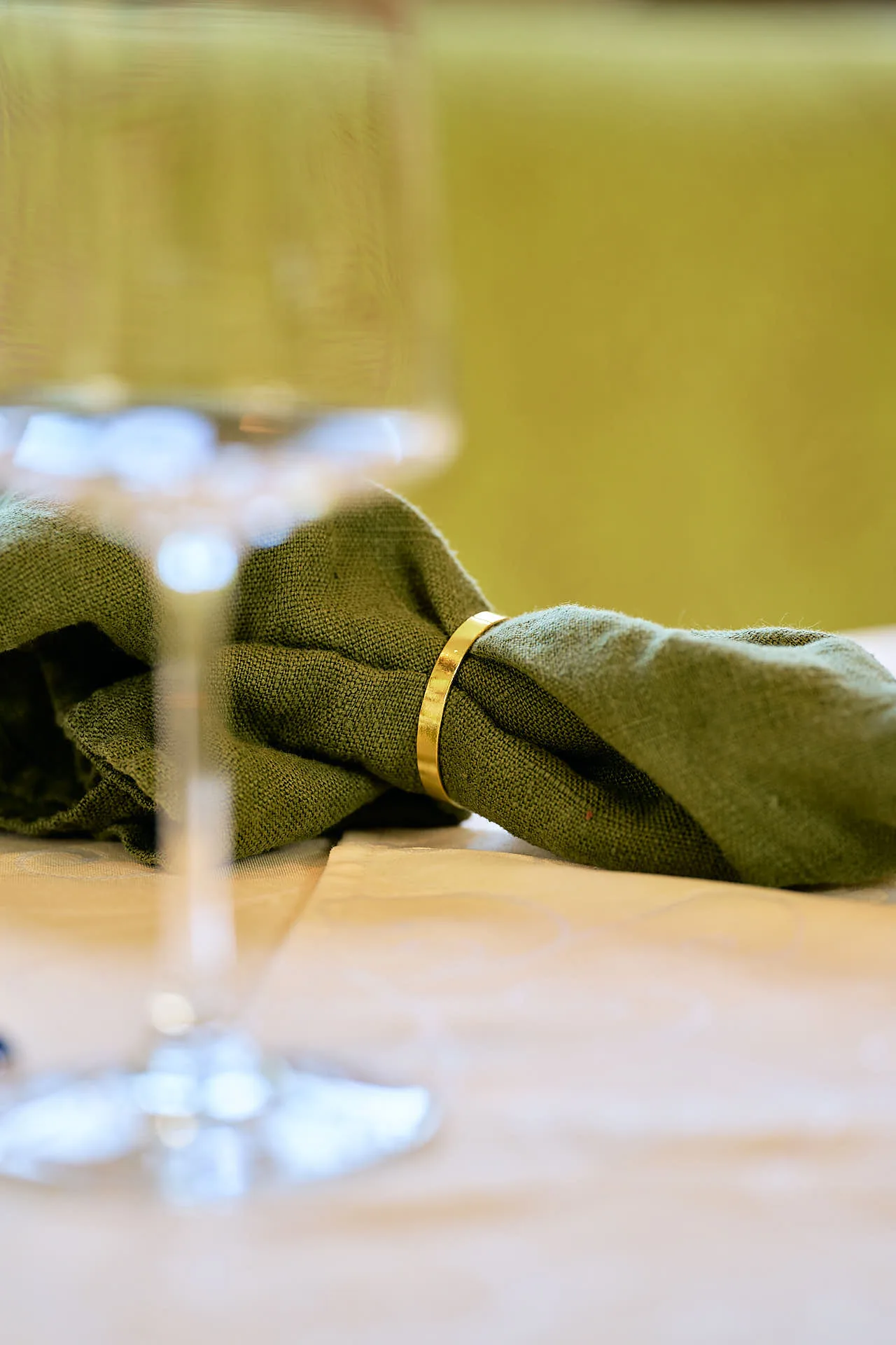 Detail: Serviette und Weinglas