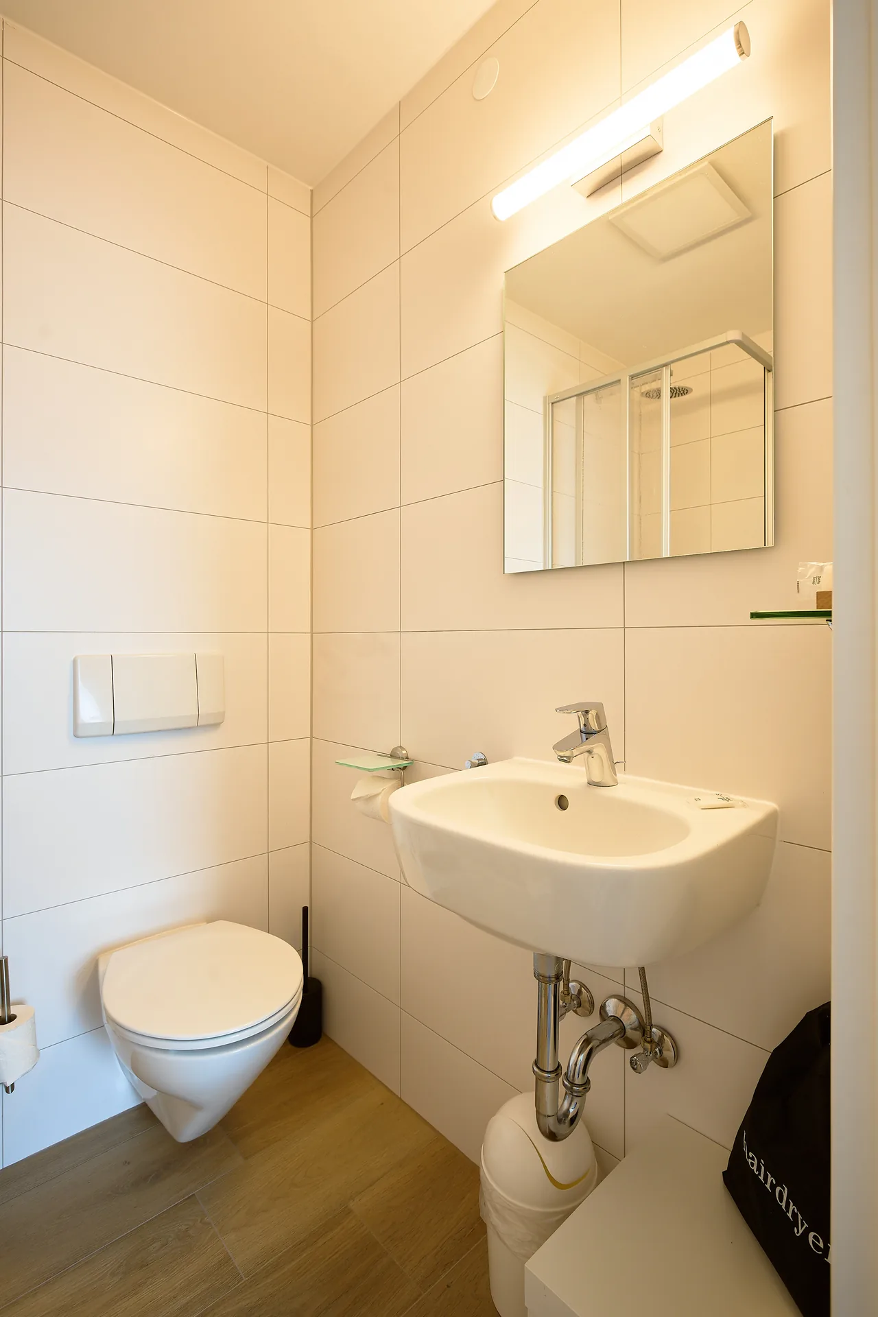 Familienzimmer: Bad mit Waschtisch und WC