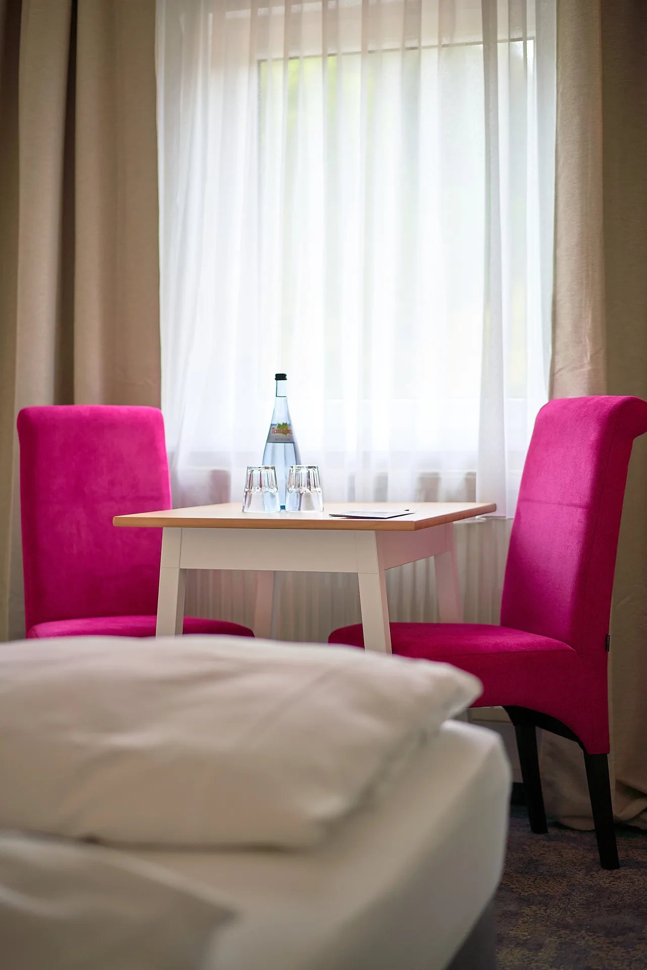 Standard-Doppelzimmer: Sitzecke am Fenster
