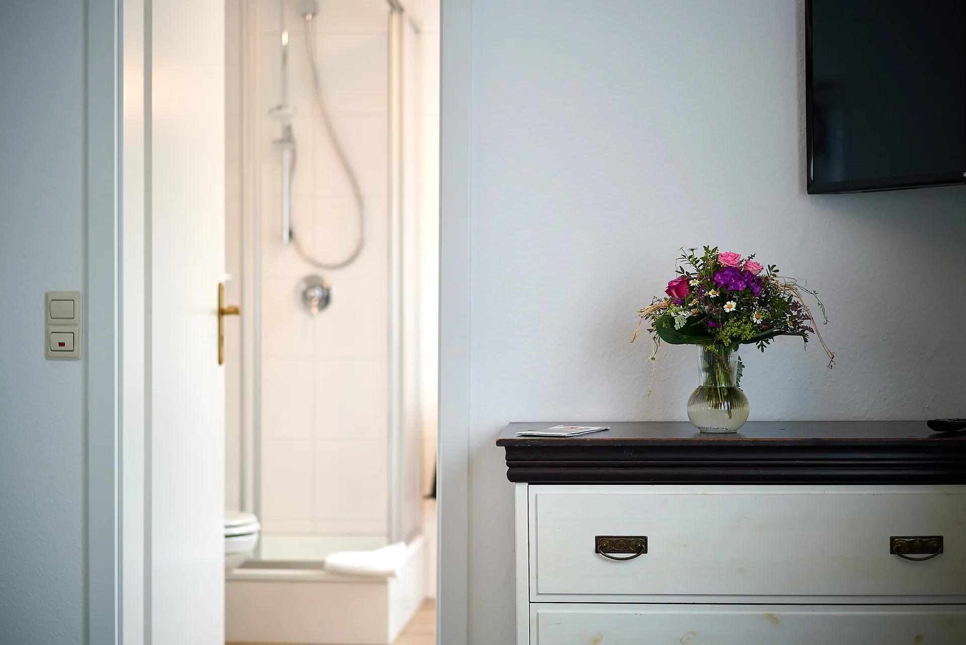 Dreibettzimmer: Dusche und Kommode