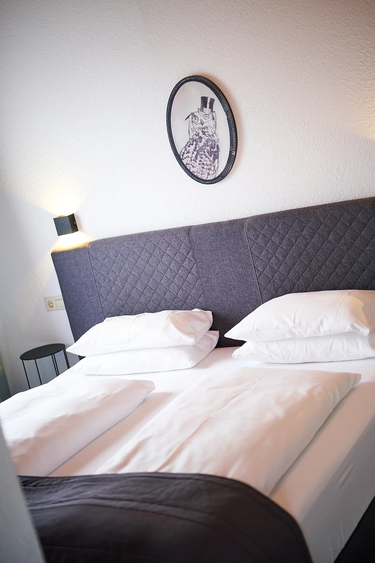 Komfort-Doppelzimmer: Bett mit Wandleuchten